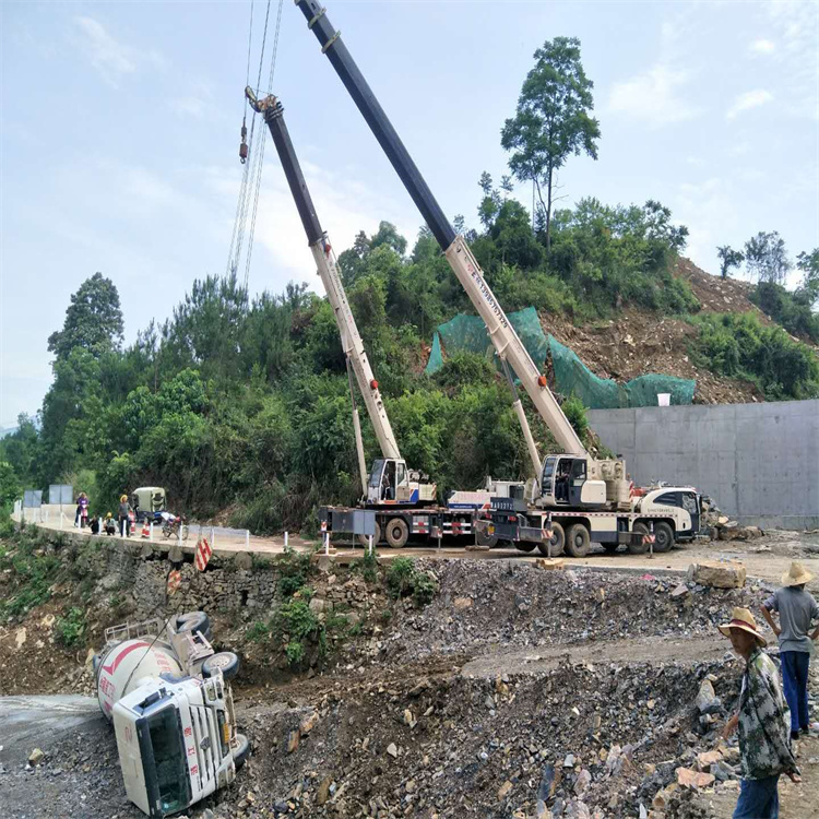 江西汽车掉沟里叫吊车救援要多少钱